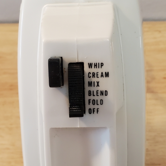 Vintage Robeson Country Kitchen Cooking Hand Mixer - Picture 7 of 10